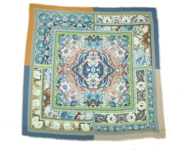 Squared scarf with flowers design in winter colors